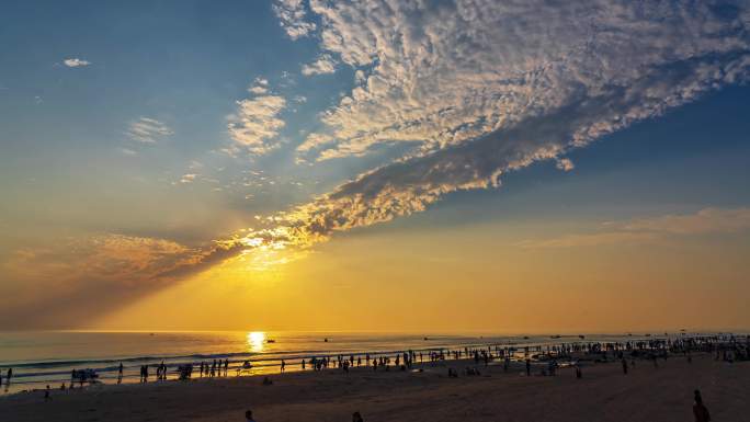 金色霞光下的沙滩延时