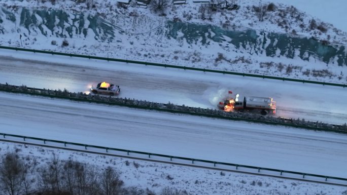 冬日公路清雪车辆