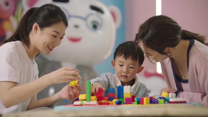 亲子互动儿童妈妈挑选商品教育