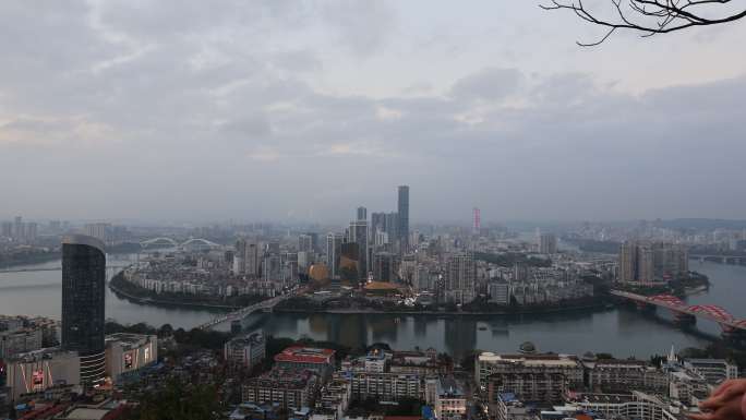 广西山水柳州城市夜景延时阴天天际线全景