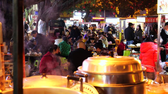 烟火气十足的峨眉山美食夜市