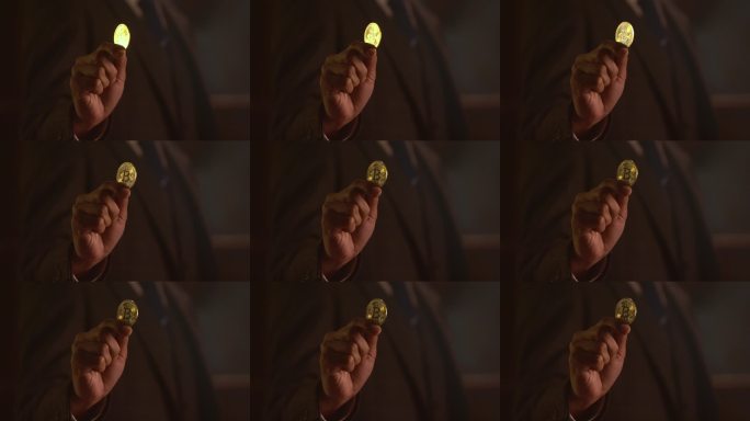 商人手持比特币特写