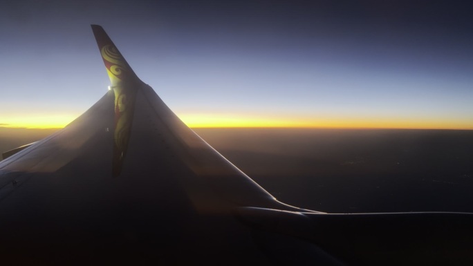 飞机翼尖划破黄昏