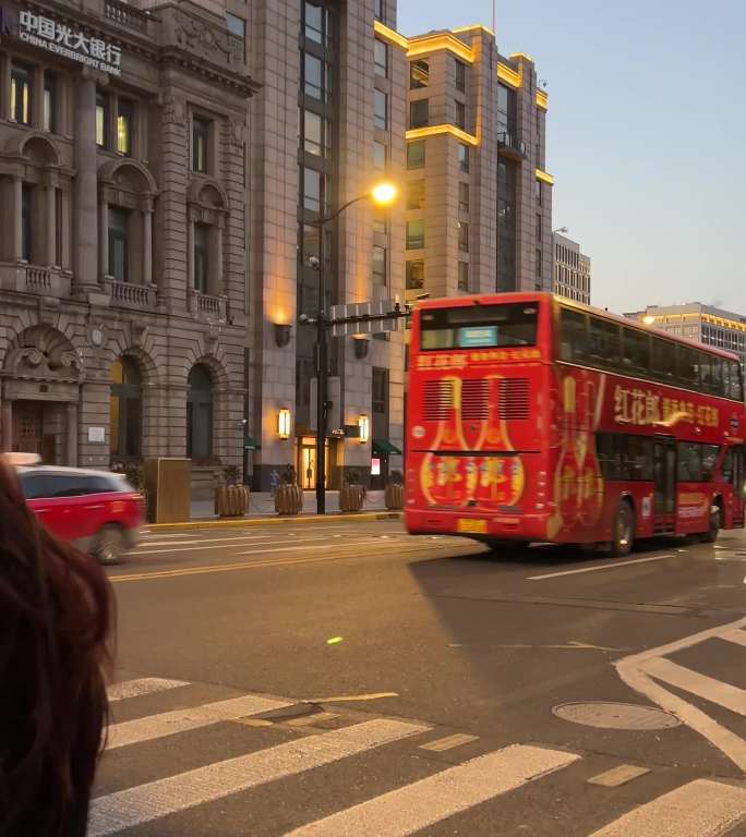 红色双层巴士城市街景