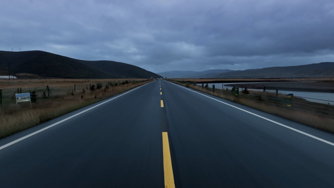 草原笔直公路自驾行车