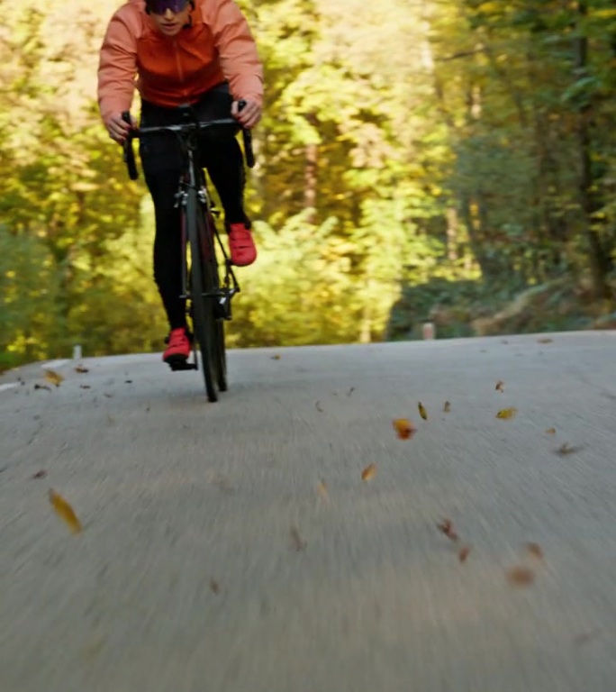 年轻的高加索女性骑行者在风景优美的乡村小路上