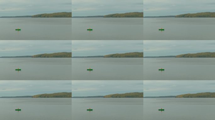 黎明时分，静静地在河边钓鱼