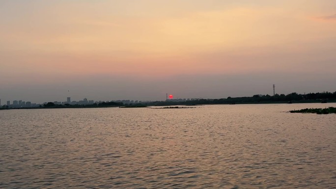 湖面日落黄昏景色