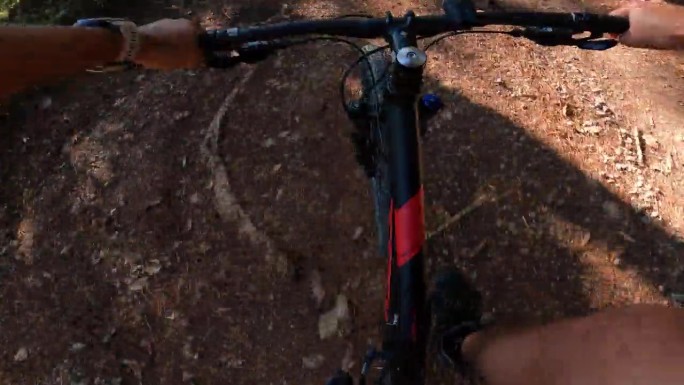 山地自行车在越野路上骑行