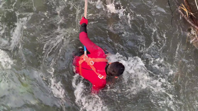 河道清淤打捞河道杂物激流中作业的救援队员