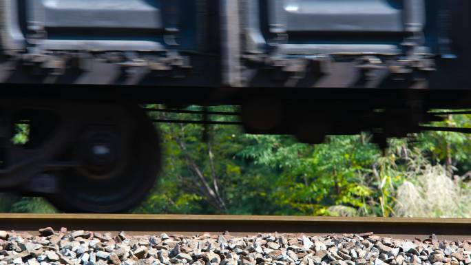 行驶中的火车车轮