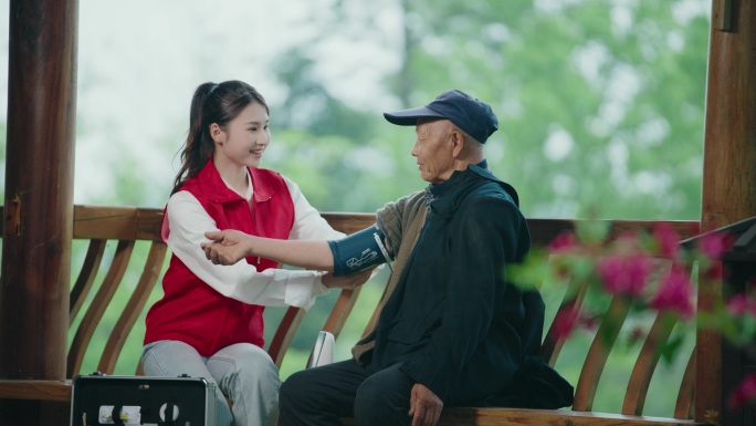 志愿者乡村医生为老人义诊测血压
