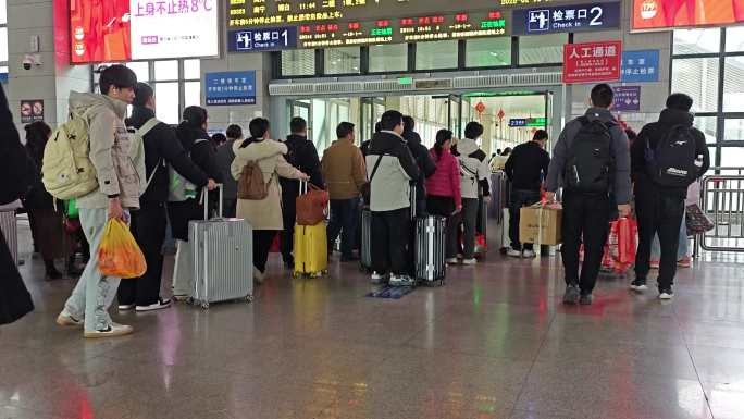 春运火车站人潮拥挤 绿皮火车出行场景