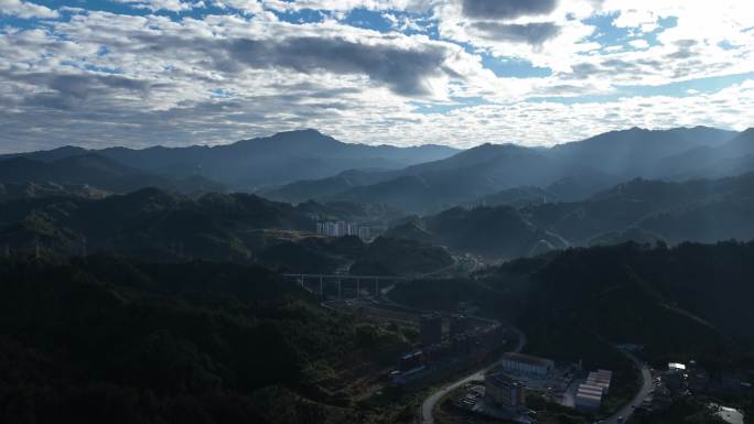 阳光穿透云层山脉 金秀