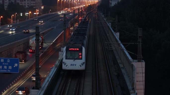 夜晚行驶中的地铁轻轨列车