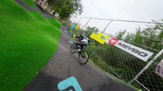 穿越机泵道骑行儿童平衡车BMX小轮车竞技