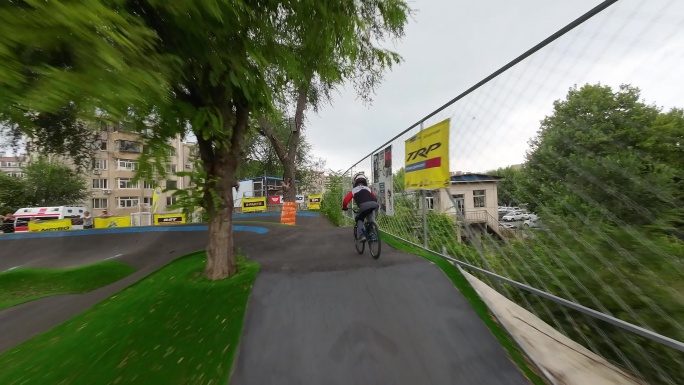 穿越机泵道骑行儿童平衡车BMX小轮车竞技