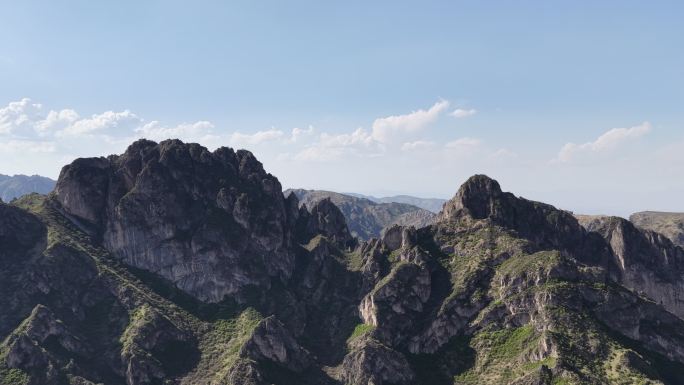 航拍壮丽山脉全景