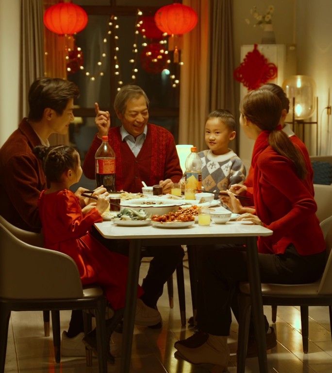 春节团员 年夜饭 包饺子 传统拜年
