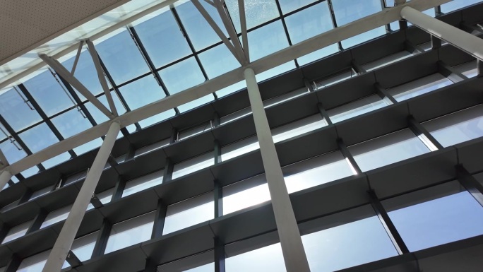低角度拍摄高大的玻璃建筑室内景观