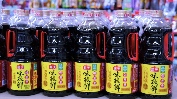 超市货架上的海天味极鲜