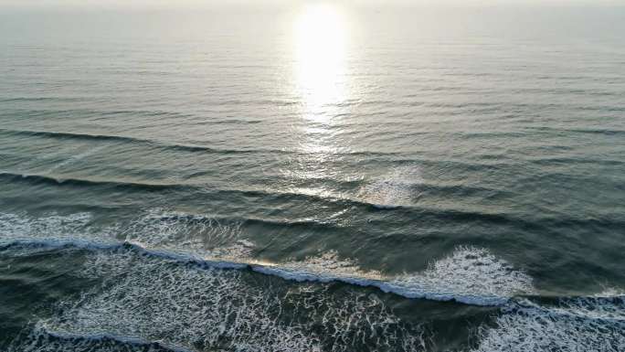 海面日出与浪花航拍