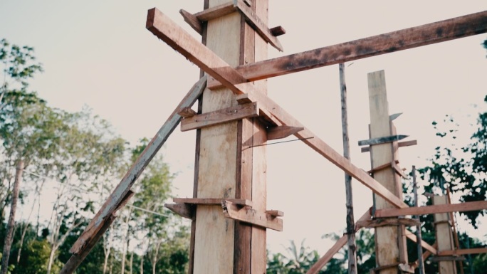 浇筑水泥后，建筑工地上用于建造房屋的模板