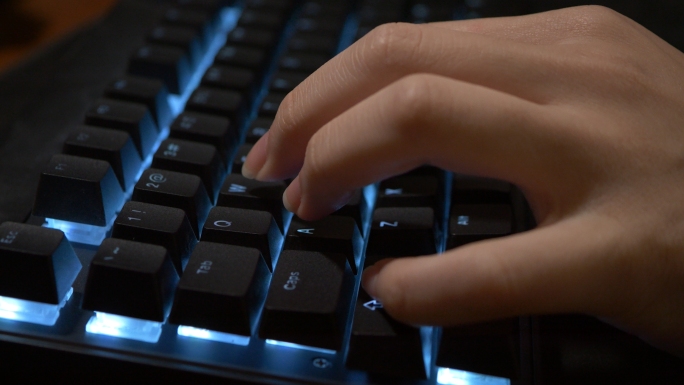 蓝光机械键盘打字特写夜晚键盘敲击手指动作