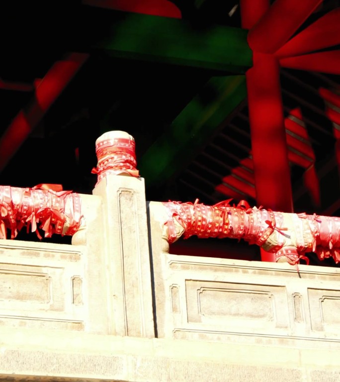 古建檐角与红色栏杆特写