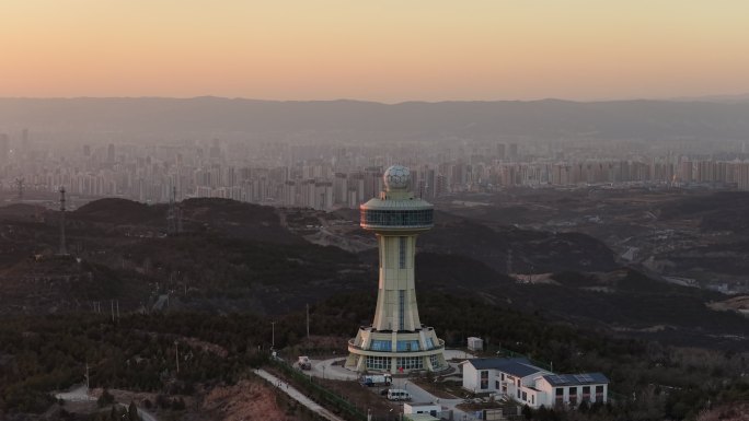 航拍塔状建筑日落景色