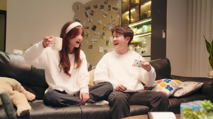 情侣居家日常温馨素材