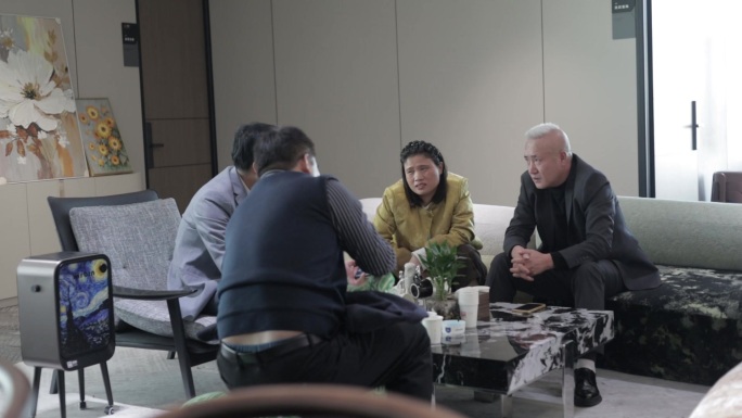 团队围坐讨论合作项目