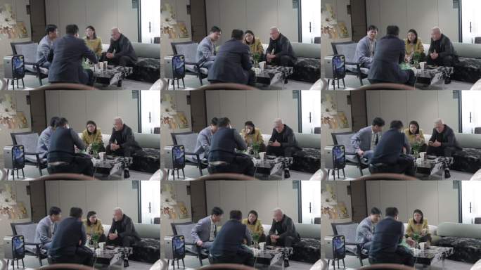 团队围坐讨论合作项目