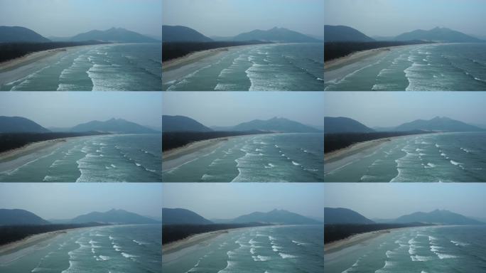 海浪拍打沙滩远景