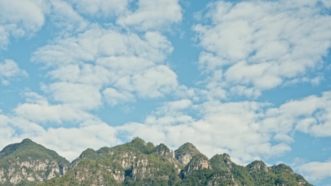 蓝天白云下的远山延时