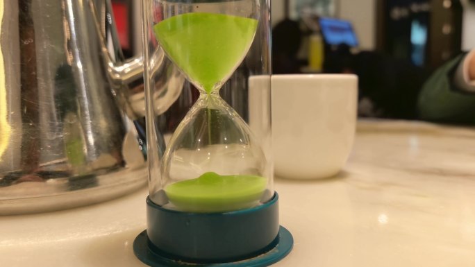 餐厅等餐绿色沙漏计时特写