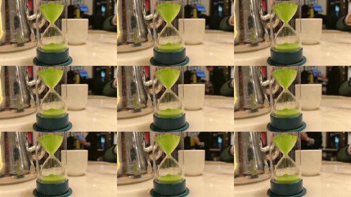 餐厅等餐绿色沙漏计时特写