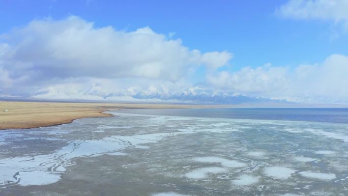 赛里木湖冰封湖面自然风光高原湖泊航拍美景