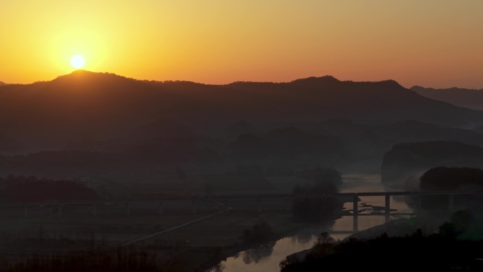 日出山水晨雾风景
