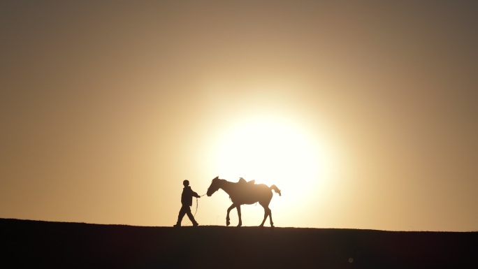 戈壁落日 行者牵马前行