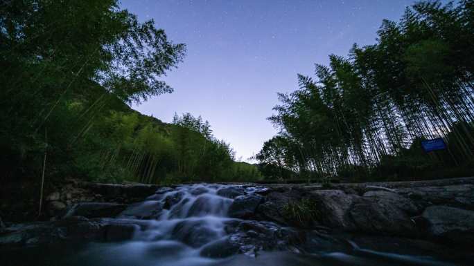山间溪流瀑布夜景