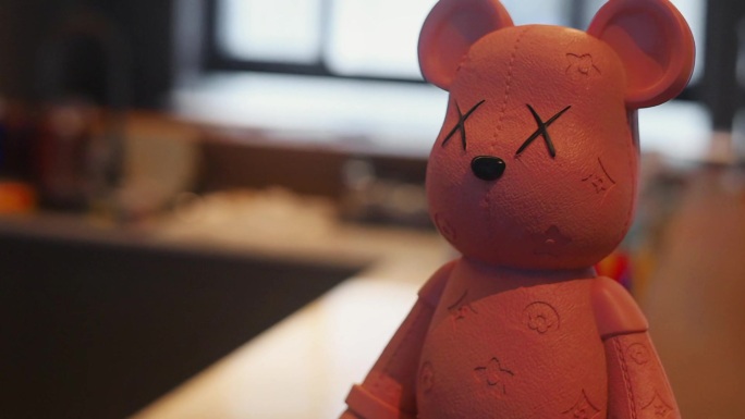 粉色潮玩小熊特写