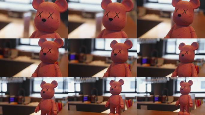 粉色潮玩小熊特写