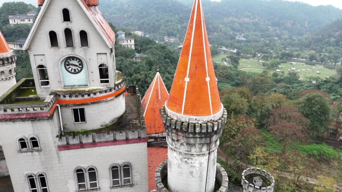 航拍位于山上的城堡，复古建筑，废弃古堡