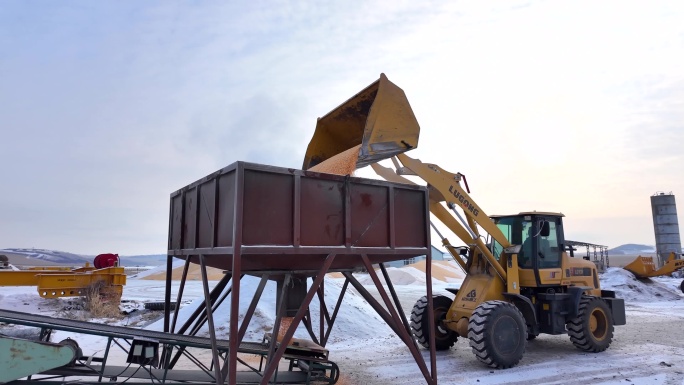 东北农场 雪地机械收粮场景 粮食烘干塔