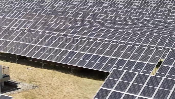 绿色能源太阳能电厂太阳能光伏电站航拍
