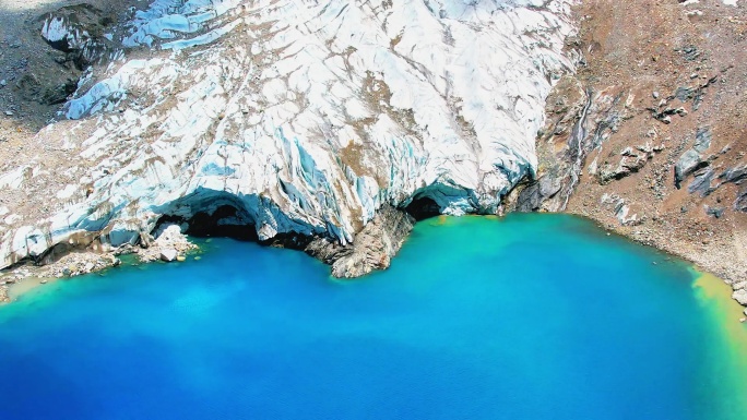 西藏冬季雪山冰川下的蓝湖 高原心形湖泊