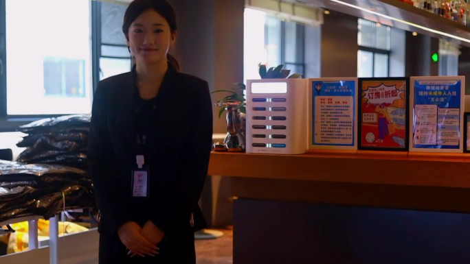 活动前台工作人员引导顾客