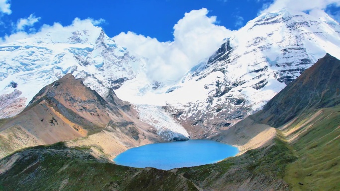 航拍西藏冬季蓝天白云下的雪山湖泊同框素材