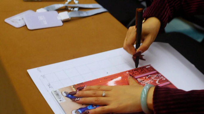 女性手写办公桌面书写场景特写